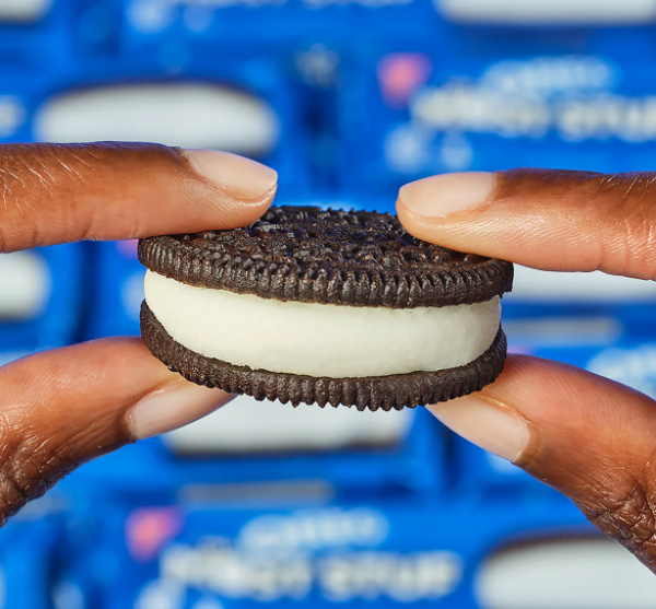 OREO Mega Stuf Chocolate Sandwich Cookies - Imagen 2