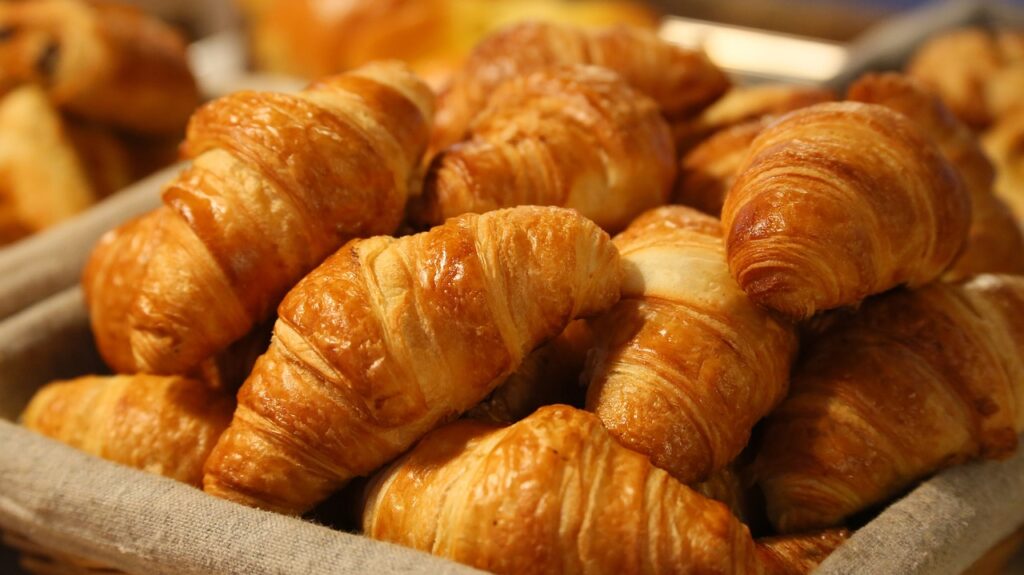 Imagen de una cesta de croissants