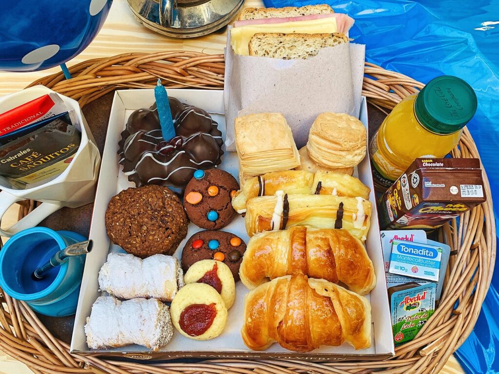 Imagen de bandeja con merienda infantil abundante en grasas y aceites