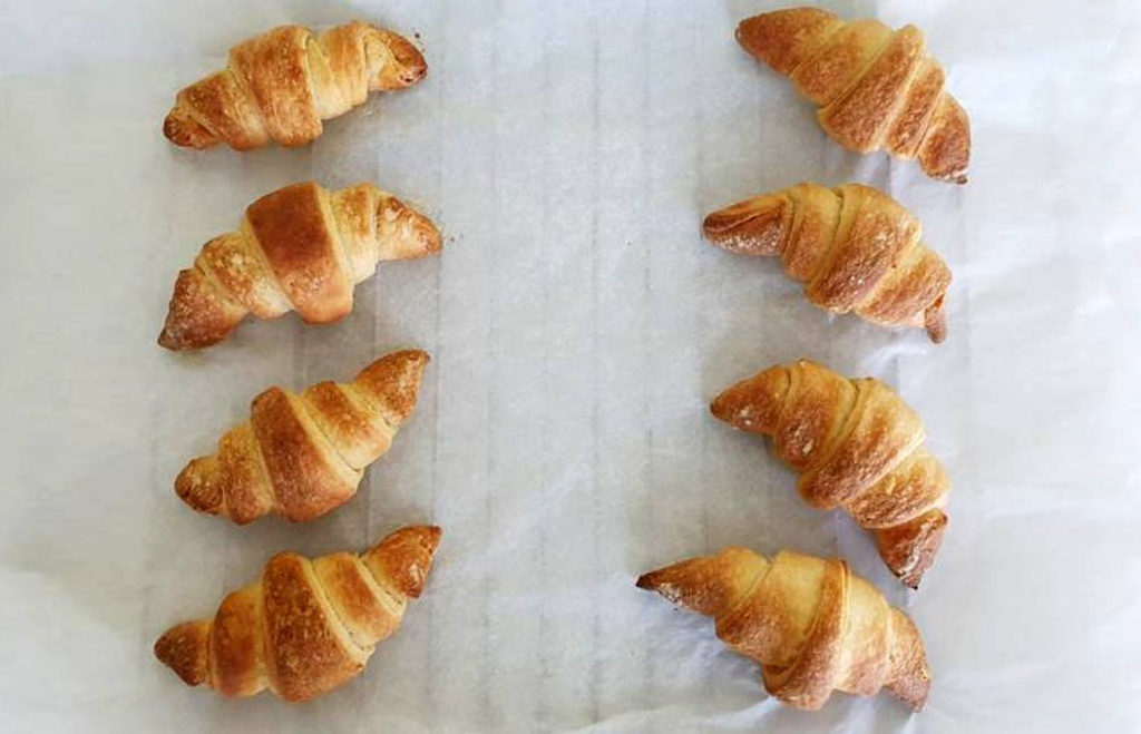 Una bandeja con 8 cruasanes elaborados con olegeles