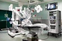 Robot quirúrgico realizando una operación con alta precisión