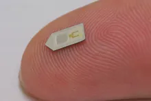 Imagen de un sensor biodegradable sobre una hoja verde con una gota de agua