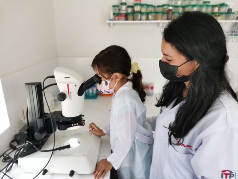Cartel del Día Internacional de la Mujer y la Niña en la Ciencia 2025