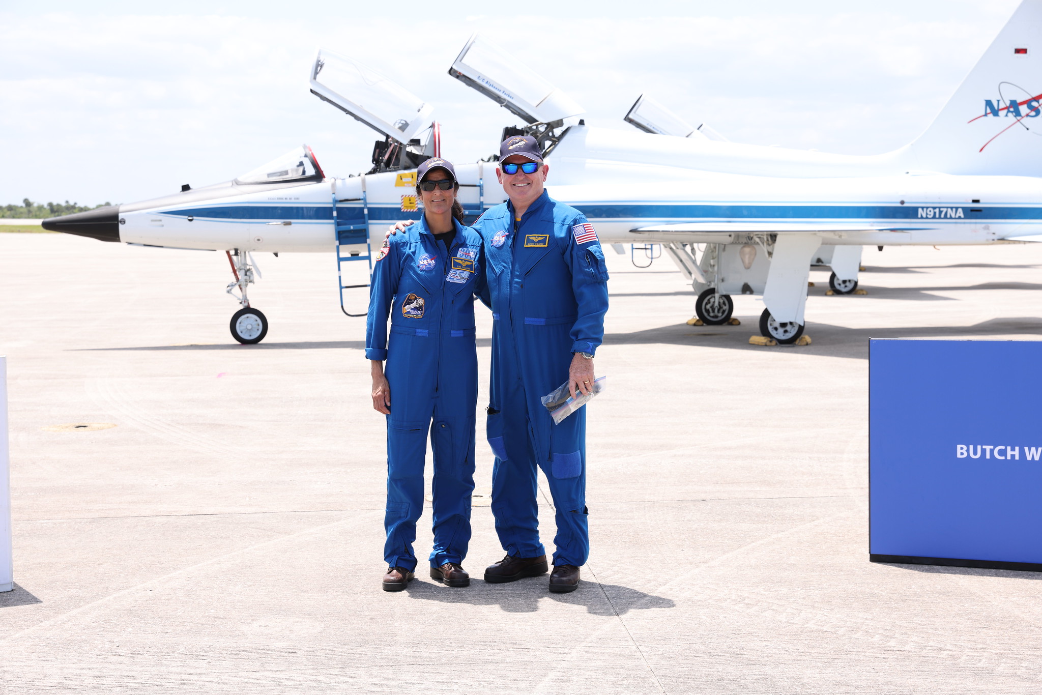 Los astronautas de la NASA Butch Wilmore y Suni Williams posan para las fotos en las instalaciones de lanzamiento y aterrizaje del Centro Espacial Kennedy de la NASA en Florida tras su llegada para la prueba de vuelo de la tripulación Boeing de la agencia.