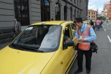Taxista atendiendo a un pasajero.