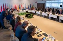 Grupo de personas debatiendo sobre el tema 