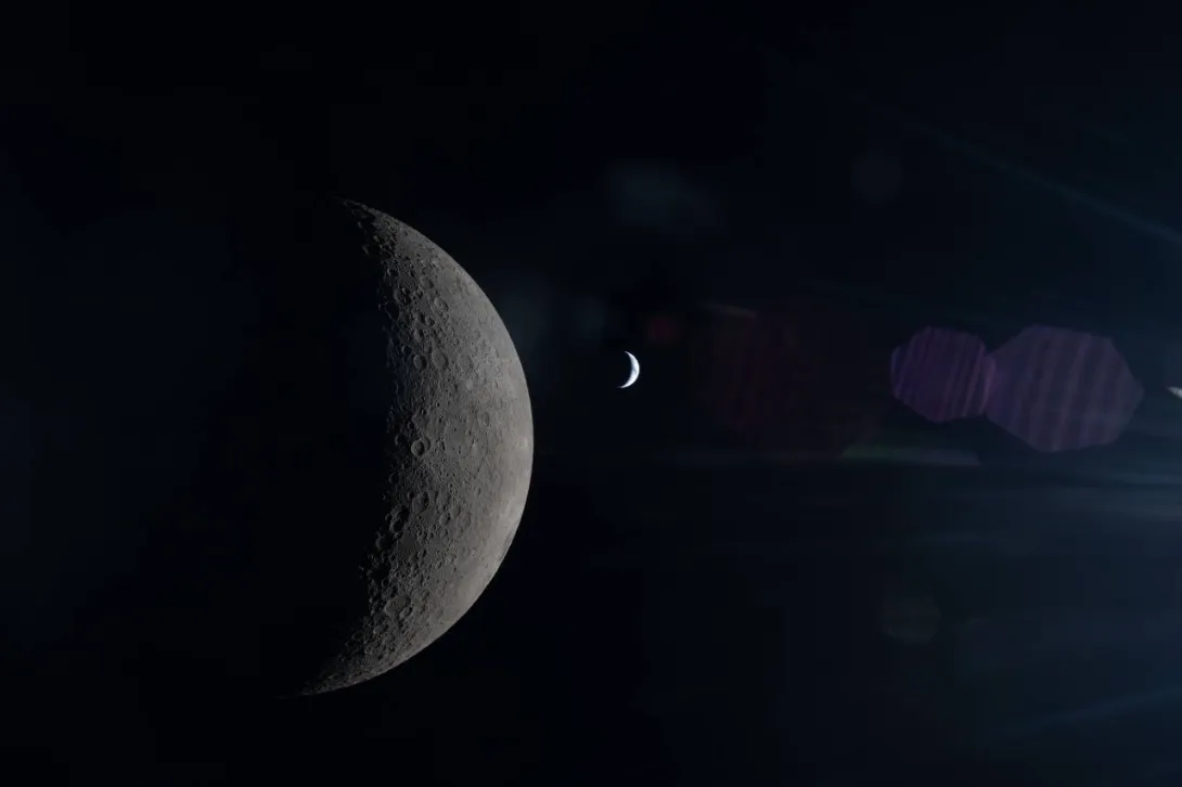 En esta imagen tomada durante la misión Artemis II, la Luna y la Tierra aparecen alineadas en el mismo encuadre, ambas parcialmente iluminadas por el Sol. / NASA