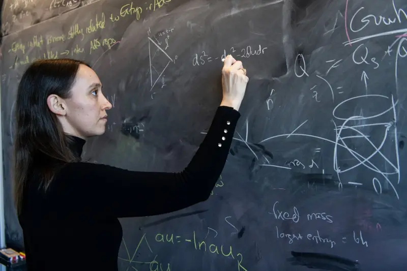 Sabrina González Pasterski haciendo cálculos