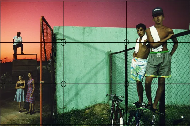 Imagen atardecer dos hombres sin camiseta mirando a cámara con regla tercios