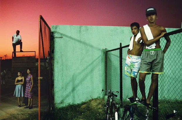 Escena atardecer dos hombres sin camiseta mirando cámara