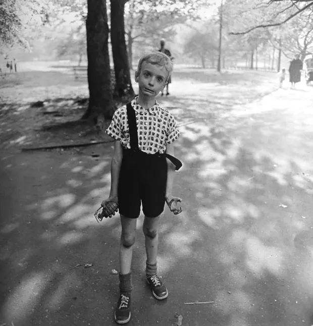 Imagen en blanco y negro de niño mirando a cámara