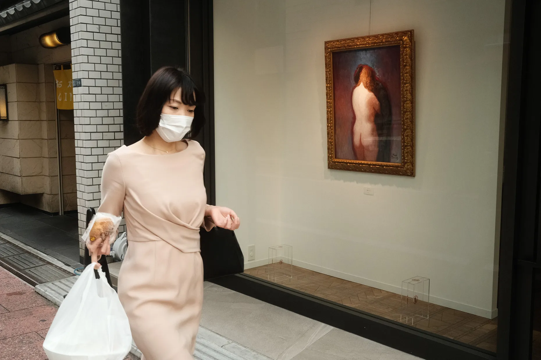 mujer con bolsa