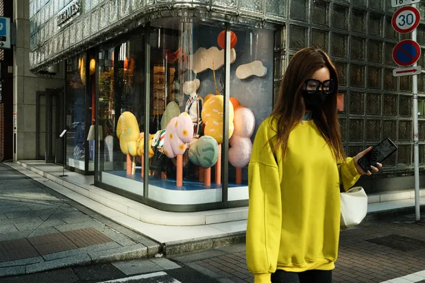 mujer con jersey amarillo caminando