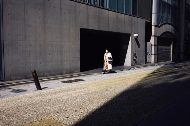 Mujer caminando por calle vacia