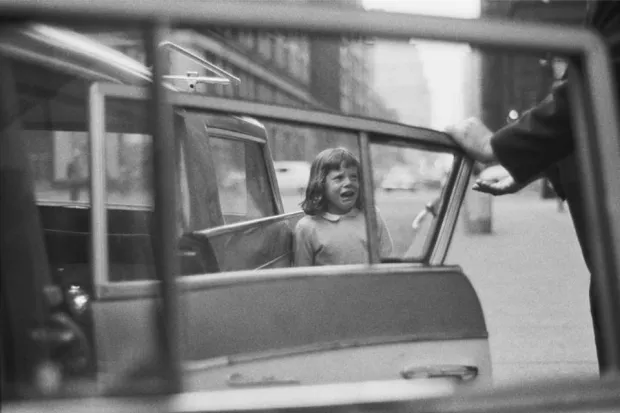 imagen en blanco y negro de niña llorando