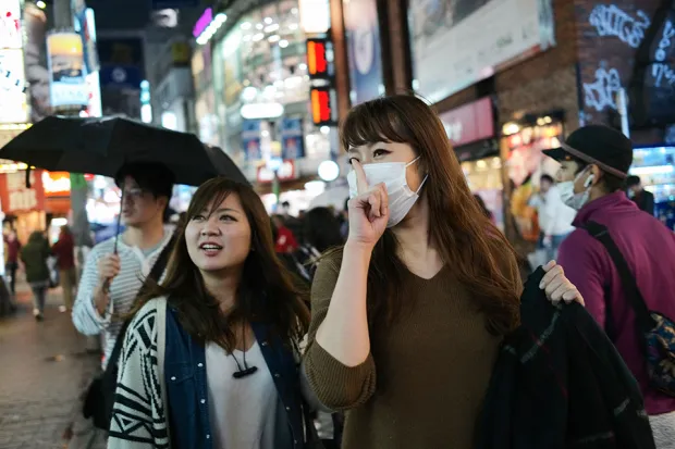 Dos japonesas mirando a algún lugar