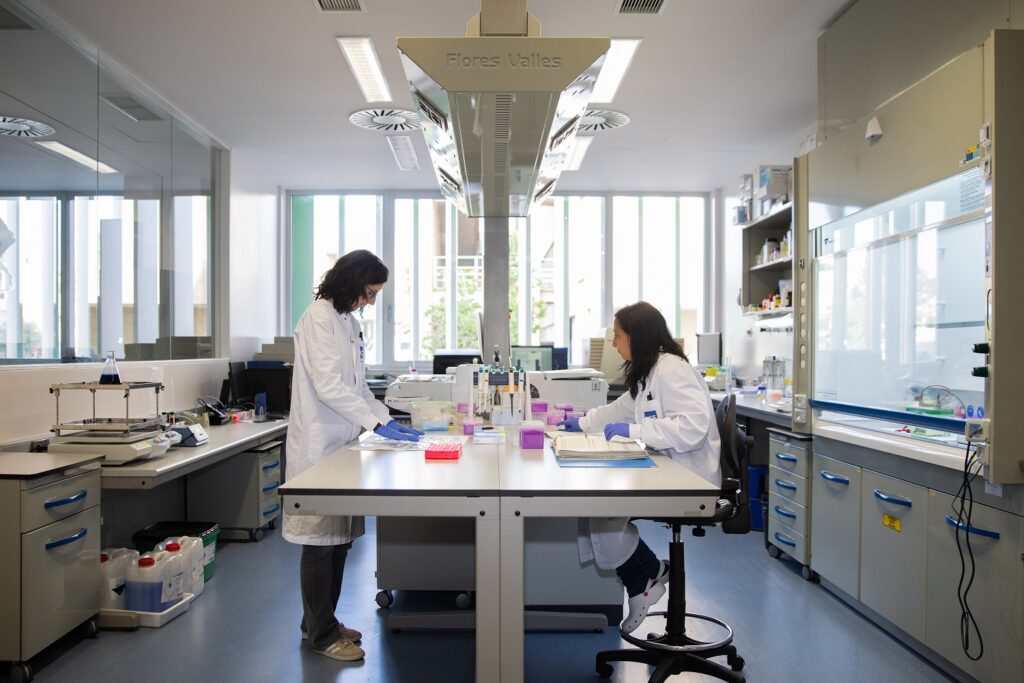 Interior de un laboratorio donde se desarrollan investigaciones científicas en España.