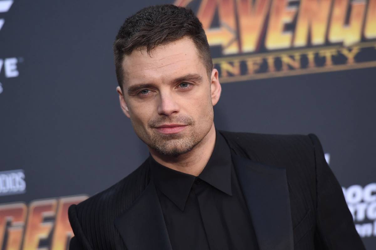 Sebastian Stan posando