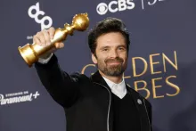 Sebastian Stan sosteniendo su premio de Golden Globes