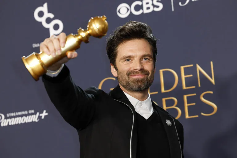 Sebastian Stan sosteniendo su premio de Golden Globes