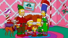 Familia Simpson vestida como elfos de navidad
