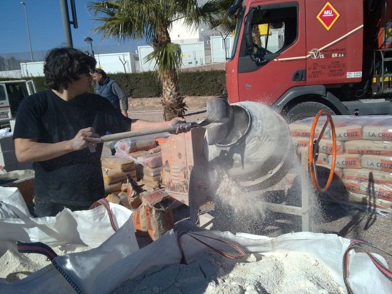 Un voluntario trabajando en la creación de varios elementos del Skatepark.