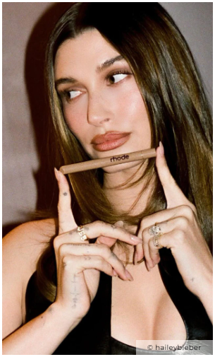 El look de Ferragamo se une al maquillaje en tonos chocolate.