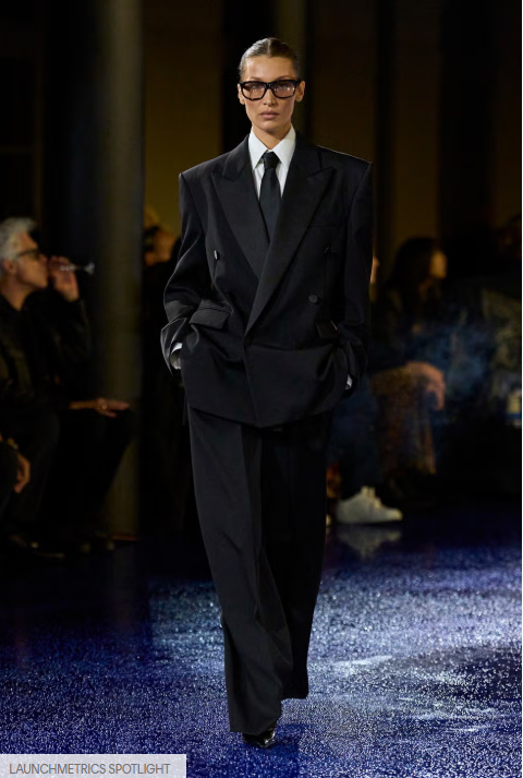 Bella Hadid en un Yves Saint Laurent