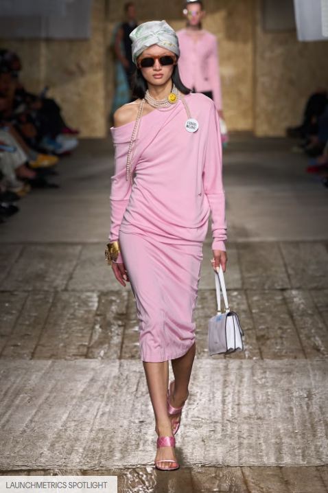 Moschino apuesta con este vestido rosa