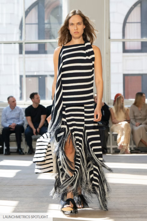La modelo viste un diseño de Proenza Schouler