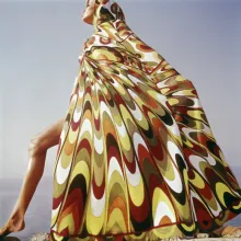 La modelo Veruschka en el lago Tanganica con un gran manto de Emilio Pucci en 1965.