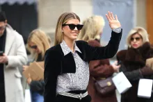 Sofia Richie en un look elegante y minimalista, icono del ‘quiet luxury’ y referente de moda en 2025.