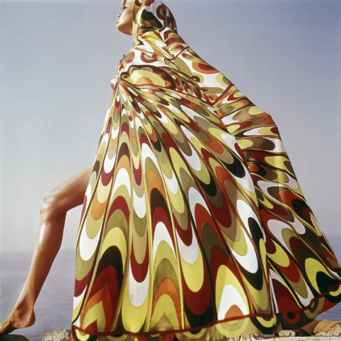 La modelo Veruschka en el lago Tanganica con un gran manto de Emilio Pucci en 1965.