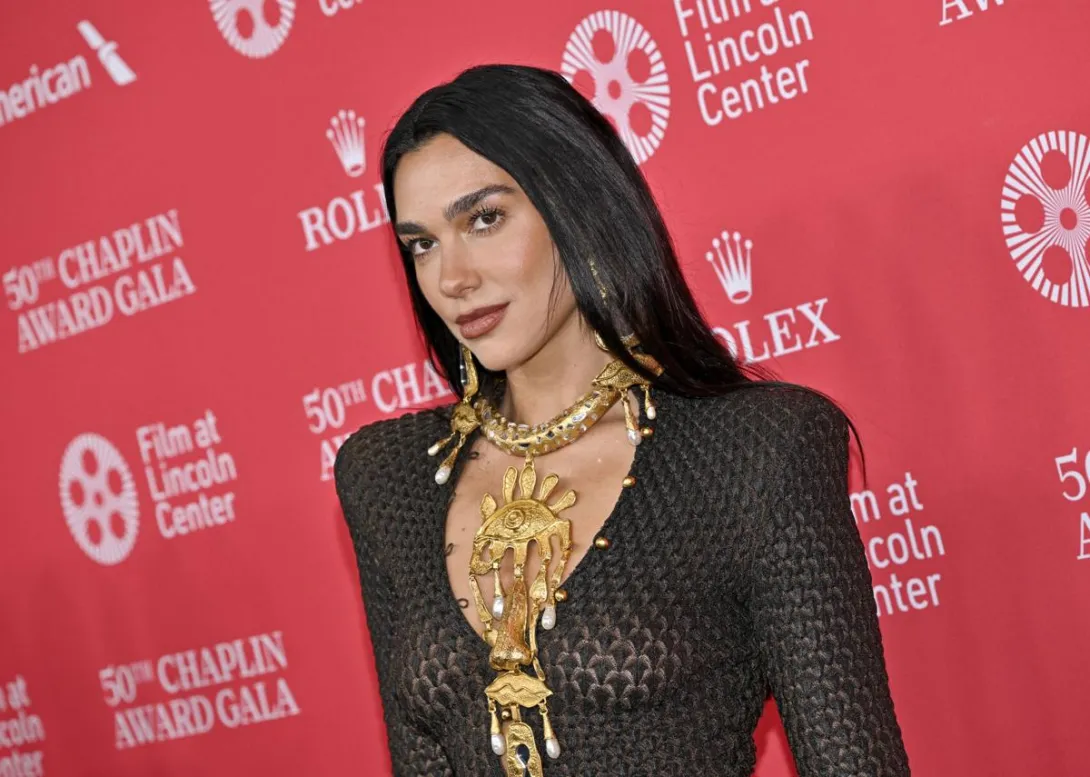 Dua Lipa en la alfombra roja de los Chaplin Awards.